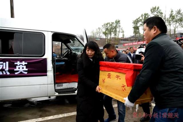 烈士长眠山西74年,一家三代为其守墓,邹开胜烈士英灵回归红安(图1) 烈士长眠山西74年,一家三代为其守墓,邹开胜烈士英灵回归红安