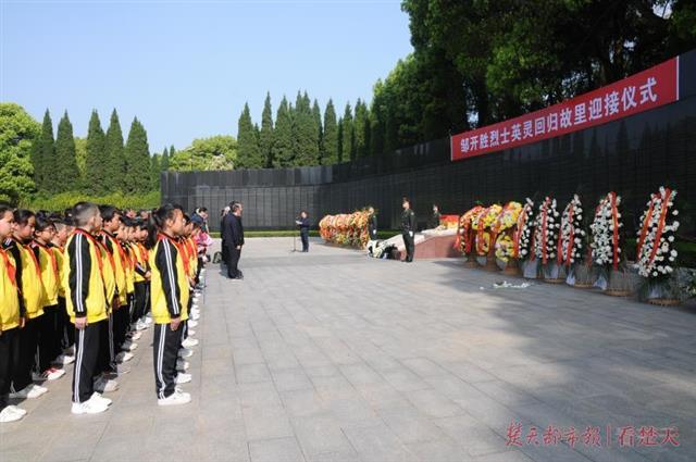 烈士长眠山西74年,一家三代为其守墓,邹开胜烈士英灵回归红安(图6) 烈士长眠山西74年,一家三代为其守墓,邹开胜烈士英灵回归红安