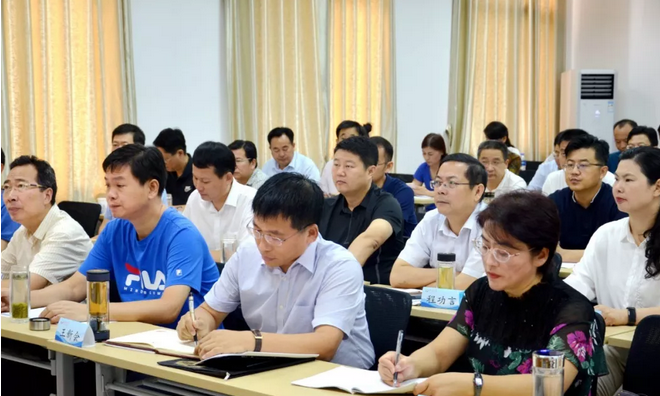 河南省信阳市领导干部经济素质能力提升培训班在我校顺利举办