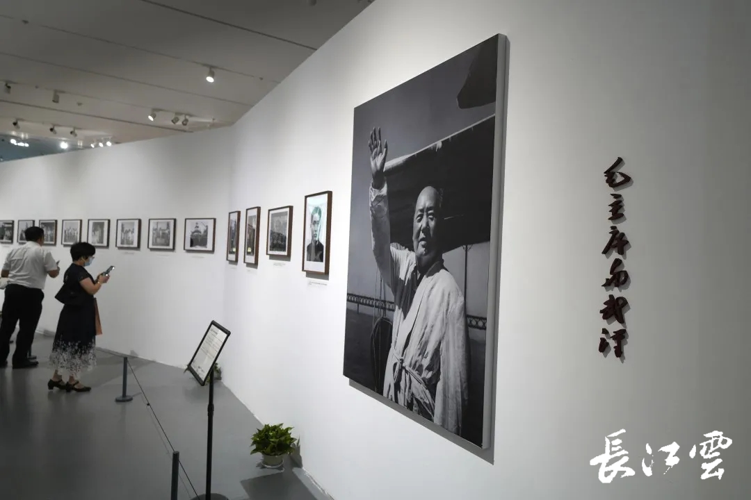 毛泽东主席艺术形象展在武汉大学开展，近半展品首次亮相！(图2)